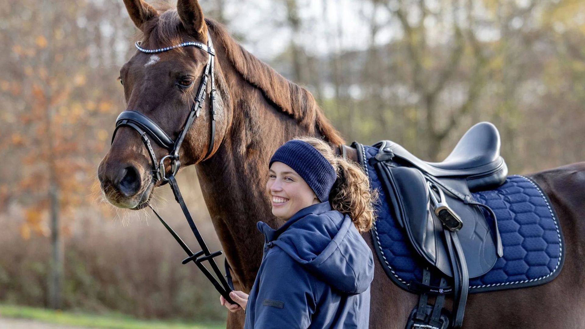 HorseGuard dækken, hutter og Horse Guard underlag i høj kvalitet. HG hestelegetøj, strigler og børster, foderskovle, foderspande, Horse Guard insektbeskyttelse, insektdækken og fluemaske til heste.