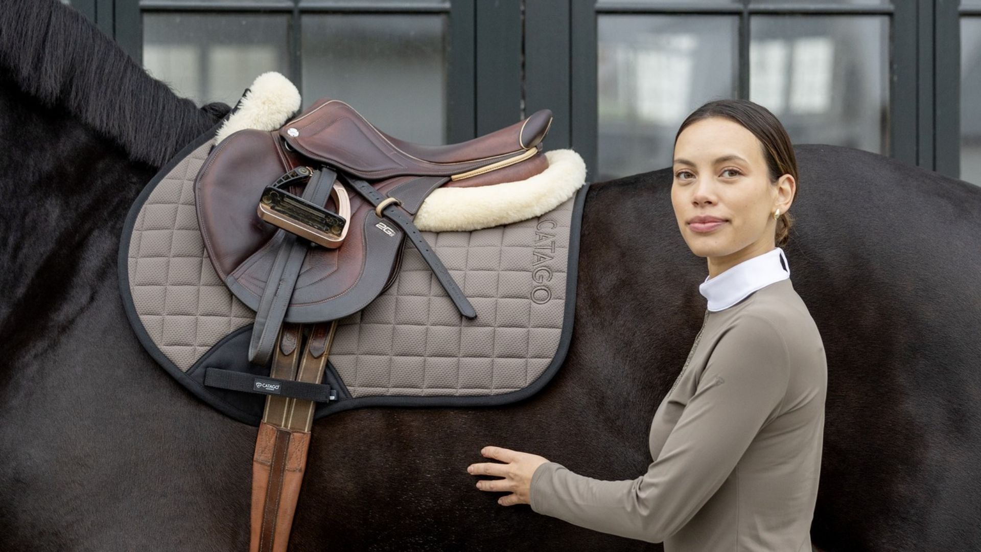 Catago dækken, Catago stalddækken, Catago lændedækken, Catago gamacher, Catago FIR-Tech gamacher, Catago underlag, Catago FIR-Tech underlag, Catago grime, Catago ridebukser og Catago jakke til hest og rytter.