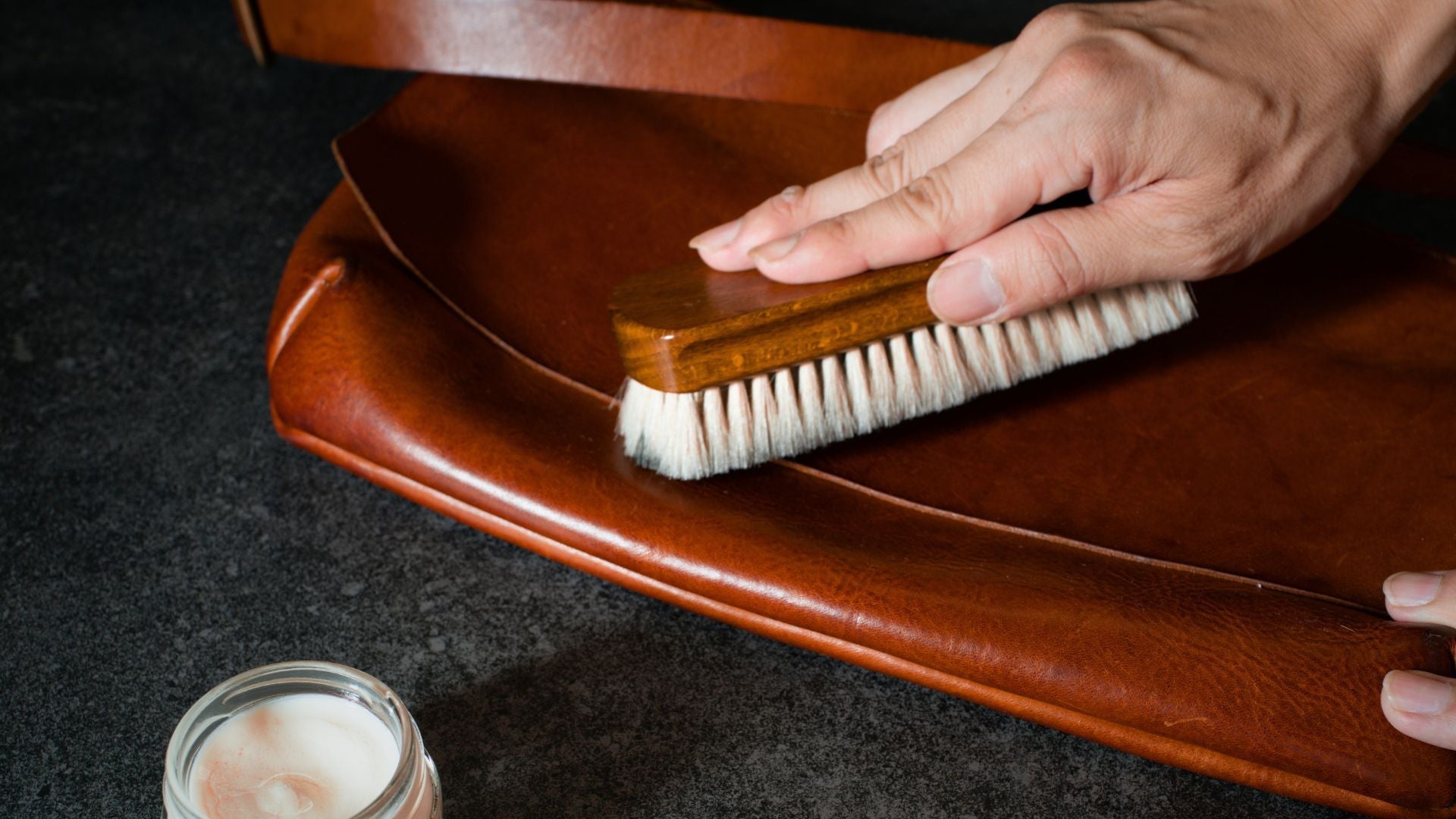 pleje til udstyr læderpleje til sadel støvler rideudstyr plejemidler shop online hos stenholtgaard rideudstyr