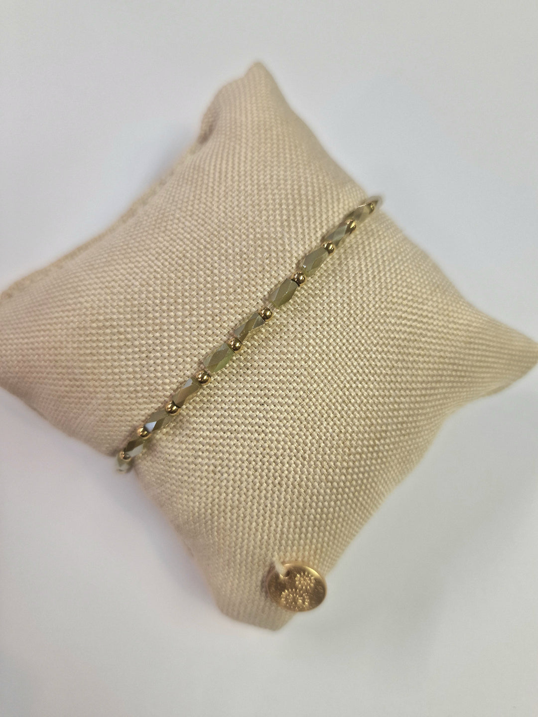 Armbånd m grøn / guld perler