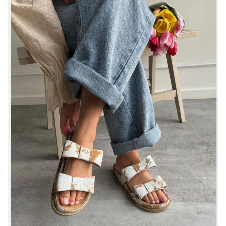 Be My Guest Suede - Safari / Off white