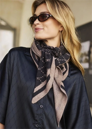 Hype the Detail Triangle Scarf - Sort