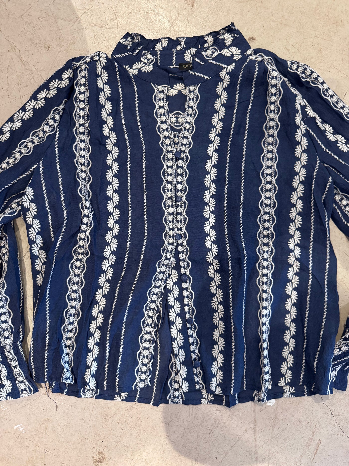 Qnuz skjorte med broderi