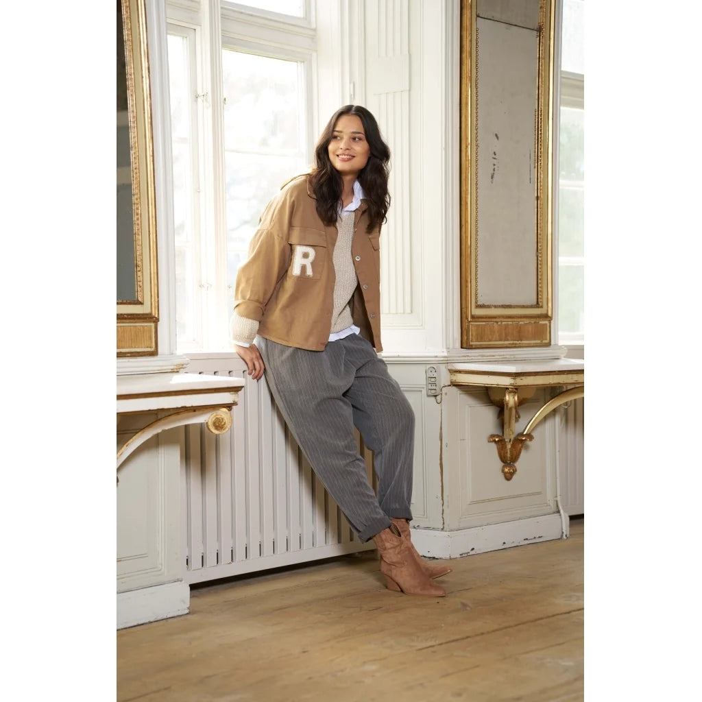 Marta_Du_Chateau_dame_jakke_Emmy-Jacket-85855.-Camel-1_1800x1800_0e86242d-9f58-463e-b90c-400927b568a0-Tøjhuset-stenholt-Husetstenholt.dk