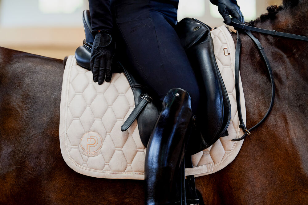 Eskadron platinium metallic faux leather, dressurunderlag, underlag, til hest og rytter, rideudstyr 